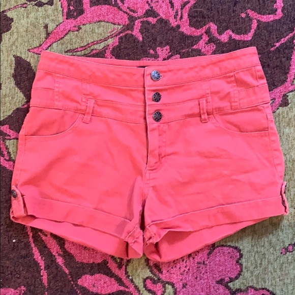 High-waisted triple button shorts - Picture 3 of 4